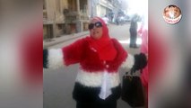 سيدة ترتدى ملابس بألوان علم مصر تناشد المواطنين النزول للتصويت بشبرا