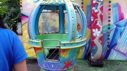 Алиса гуляет в парке и на детской площадке для детей Entertainment for children in the Park