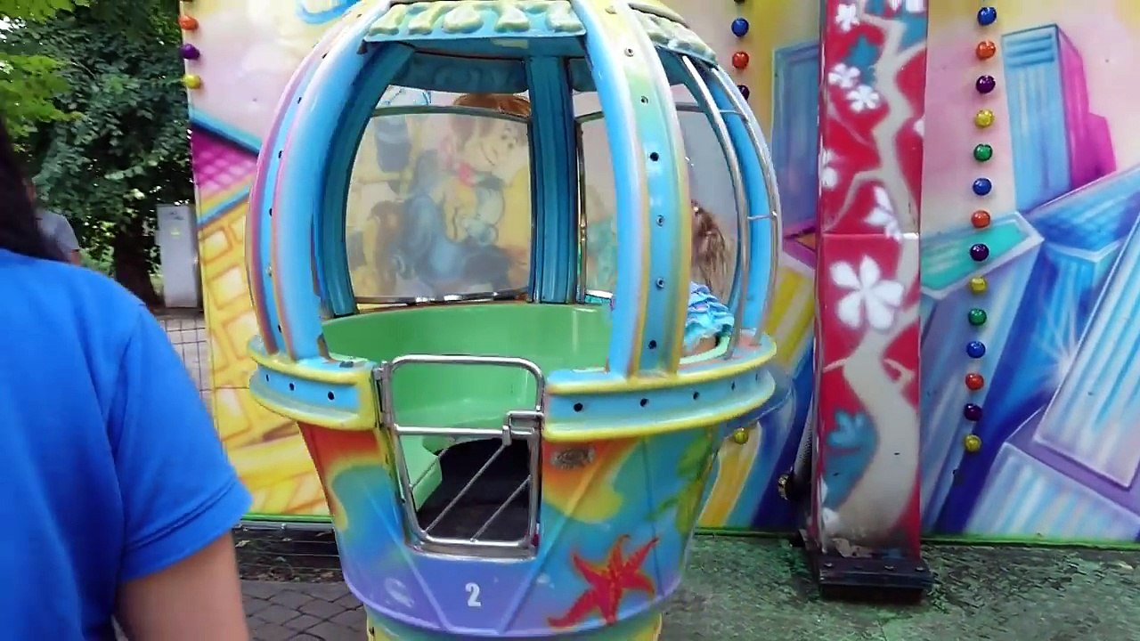 Алиса гуляет в парке и на детской площадке для детей Entertainment for children in the Park