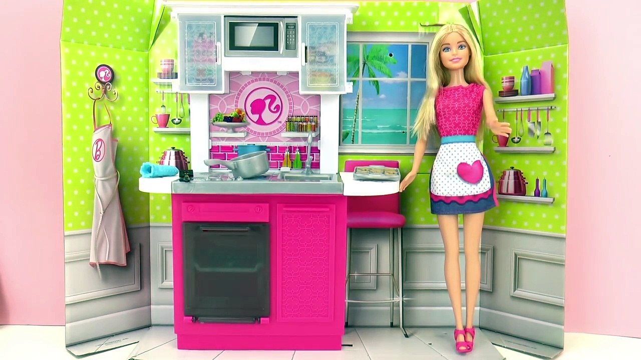 Cuisine Barbie Deluxe avec cuisinière, Evier, Armoires - unboxing et démo