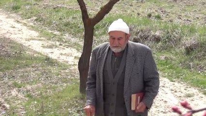 Eşekli Kütüphane" ile Kazandığı Okuma Alışkanlığını 77 Yaşında da Sürdürüyor