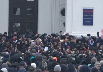 Hundreds Protest at Kemerovo Government Office Following Deadly Mall Fire