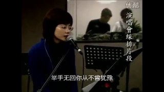 王菲随意版 棋子 王菲戴眼镜挺漂亮的