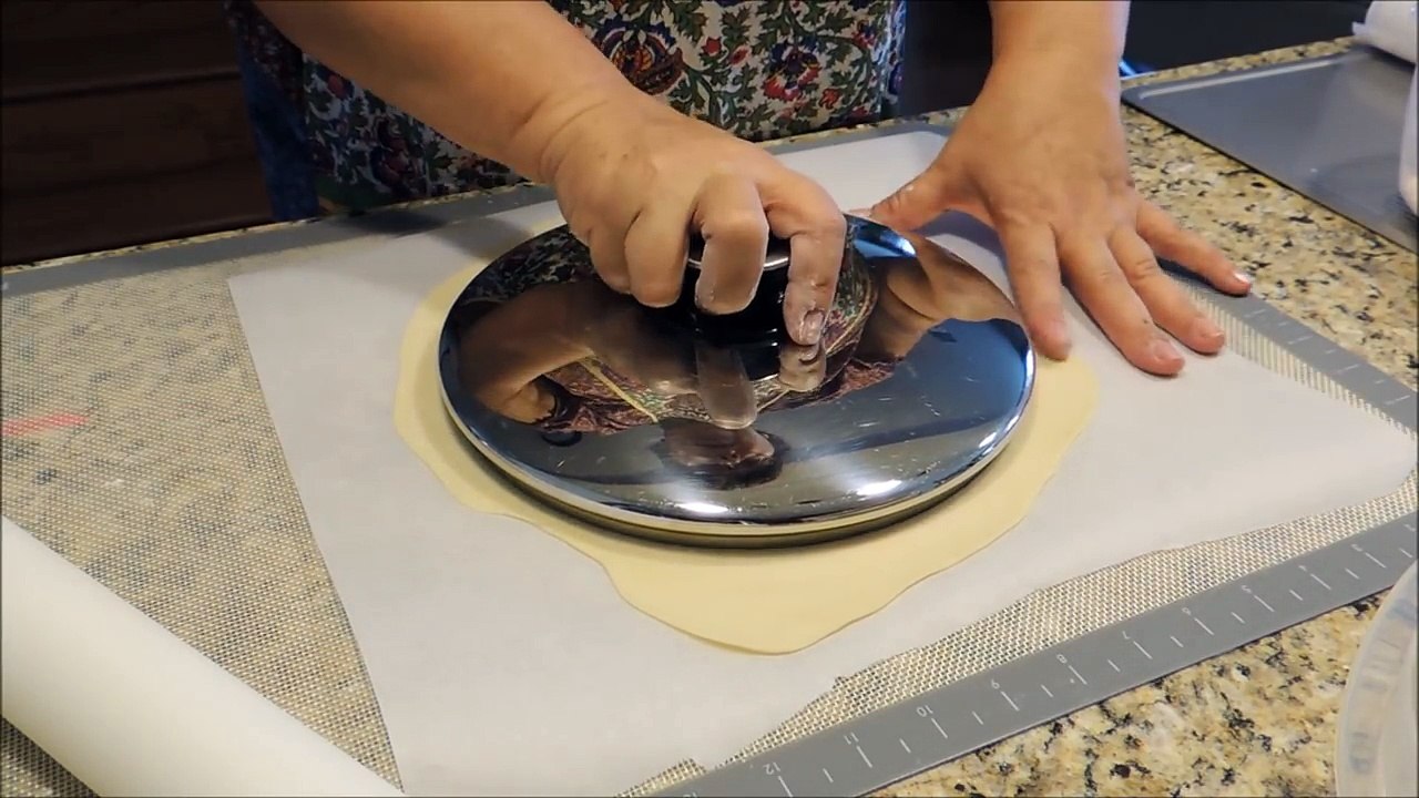 12 коржей за 19 минут. Как быстро и легко раскатать тонкие коржи для Наполеона , Медовика и др.