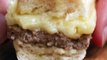 Diese Mini-Cheeseburger kannst du teilen oder alleine auffuttern, ganz wie du willstZum Rezept: