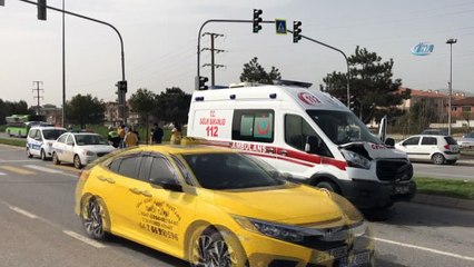 Ambulansın çarptığı motosiklet yaklaşık 30 metre sürüklendi