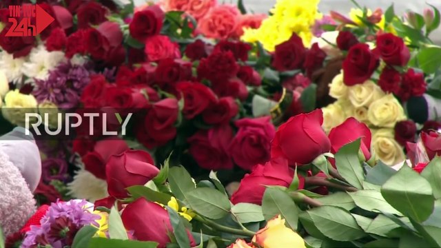 Tổng thống Nga Vladimir Putin đến đặt hoa tưởng niệm tại trung tâm thương mại Winter Cherry