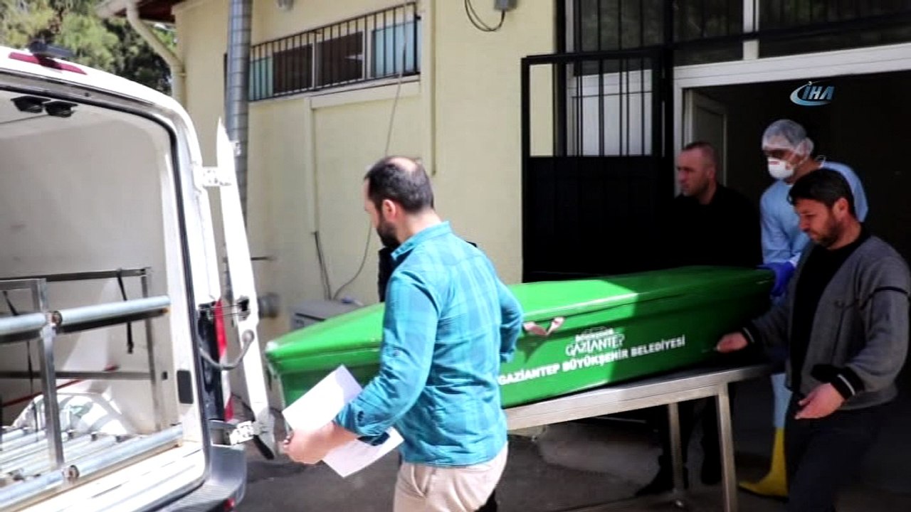 Kocası tarafından öldürülen Gül Gülizar'ın cenazesi adli tıptan alındı