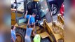 Un chauffeur de tractopelle ivre se fait frapper après avoir détruit des voitures