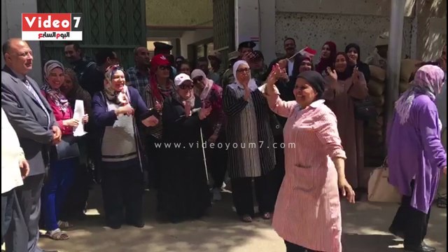 سيدات يطلقن الزغاريد بلجان العجوزة على أنغام تسلم الأيادى ويرددون: تحيا مصر