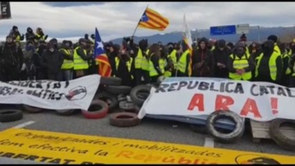 Download Video: Independentistas catalanes cortan una autopista y dos calles de Barcelona