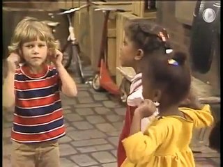 Classic Sesame Street - A Very Simple Dance