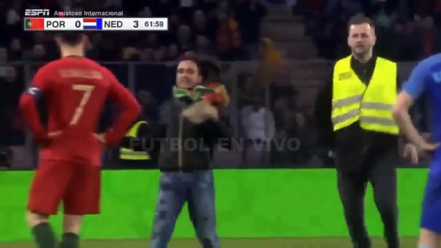Beso de un fan a Cristiano Ronaldo. Portugal 0-3 Holanda