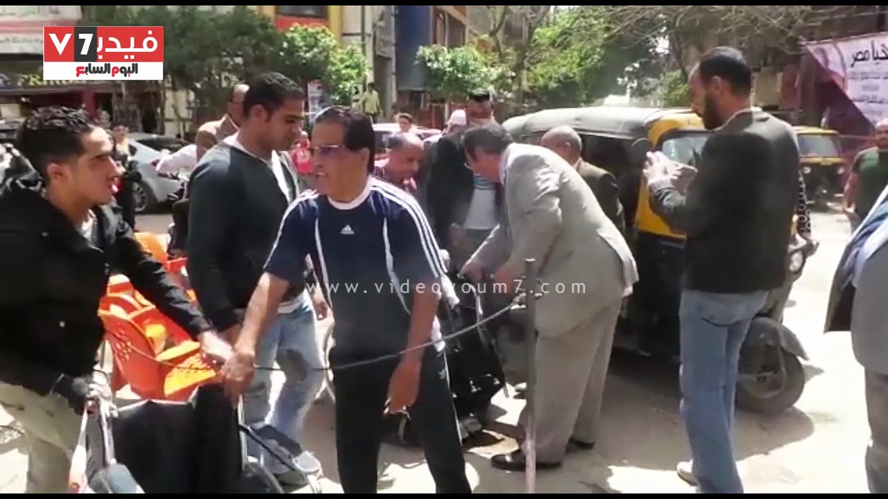 النائب إيهاب الخولى يساعد أحد الناخبين المعاقين على الإدلاء بصوته