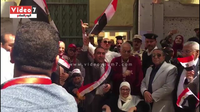 مواطنون يلتقطون صورا تذكارية مع قوات الجيش والشرطة بالعجوزة
