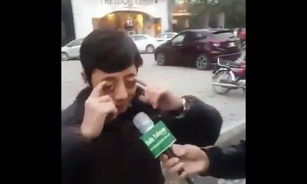 Il réussit à faire sortir ses yeux des orbites