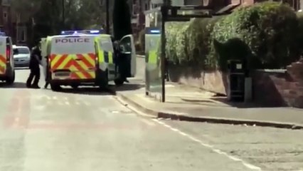 Hombre ataca con sable a la policía de Manchester