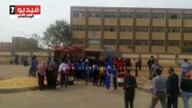 مواطنون يستقبلون محافظ السويس فى اللجان الانتخابية بأعلام مصر