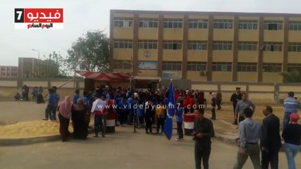 مواطنون يستقبلون محافظ السويس فى اللجان الانتخابية بأعلام مصر
