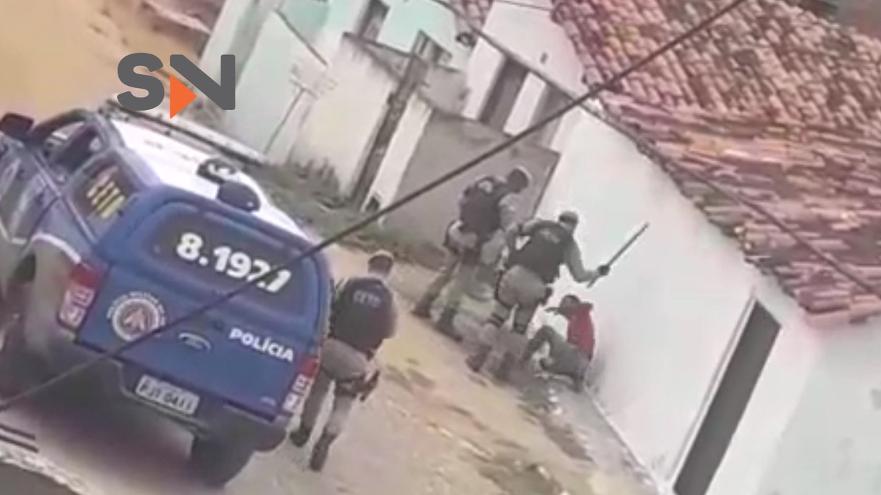 PMs espancam homem no meio da rua