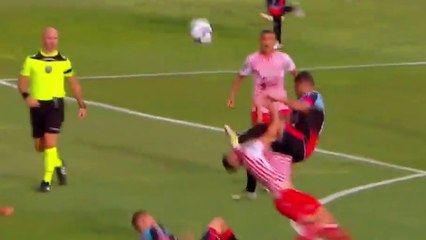 Video herunterladen: Le coup de pied horrible d’un joueur en plein visage de son adversaire pendant un match