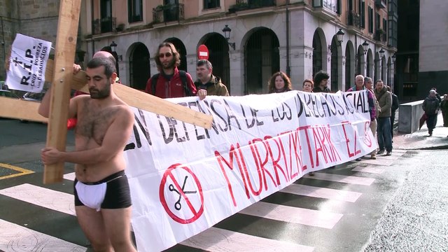 Bilbao protesta en un Vía Crucis por los recortes sociales