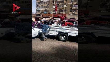 شباب يوزعون عصائر على الناخبين لمواجهة الحرارة