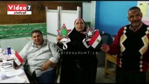 سيدة تغنى قصيدة شعر فى حب السيسى داخل لجنة بالسيدة زينب