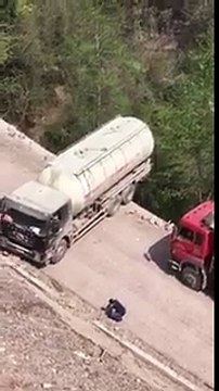 Un chauffeur de camion tente de faire un demi-tour sur une route étroite au bord du précipice