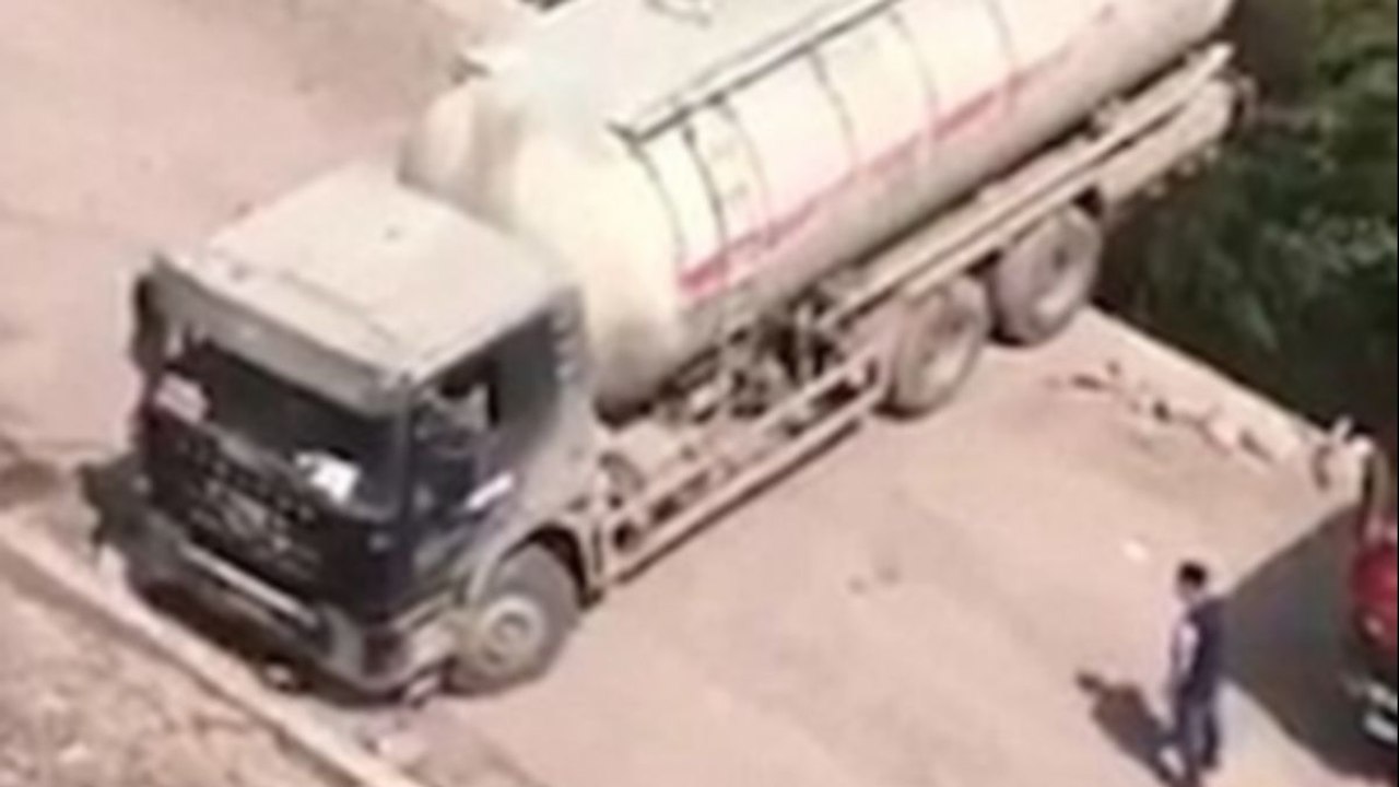 Un camion fait demi-tour au bord d'un ravin