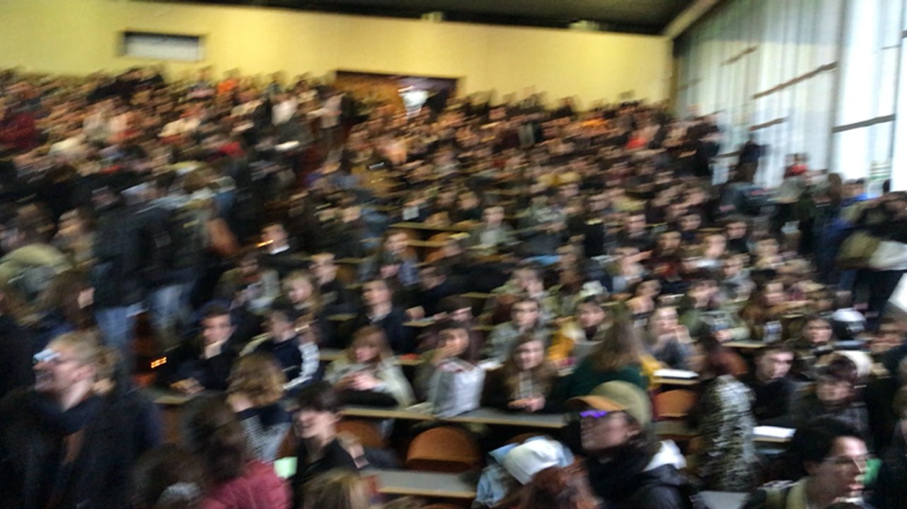 Blocus étudiant : le mouvement envahit la faculté de droit