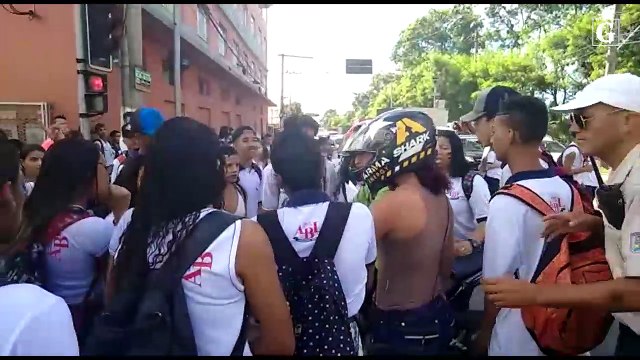 Alunos protestam por melhorias em escola na Serra