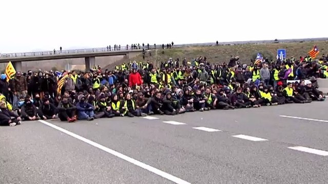 Los Mossos desalojan a decenas de independentistas que cortaban la AP7
