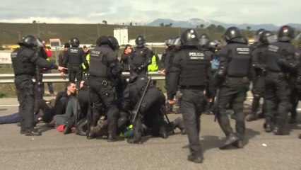 Mossos desalojan a los independentistas que cortaban la AP-7