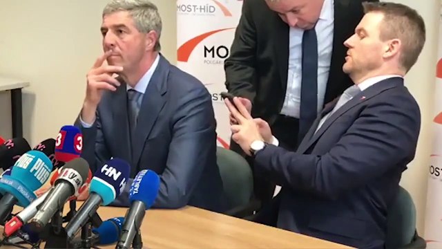 Quand le premier ministre slovaque fait tomber un sachet de cocaïne en pleine conférence de presse... Oups
