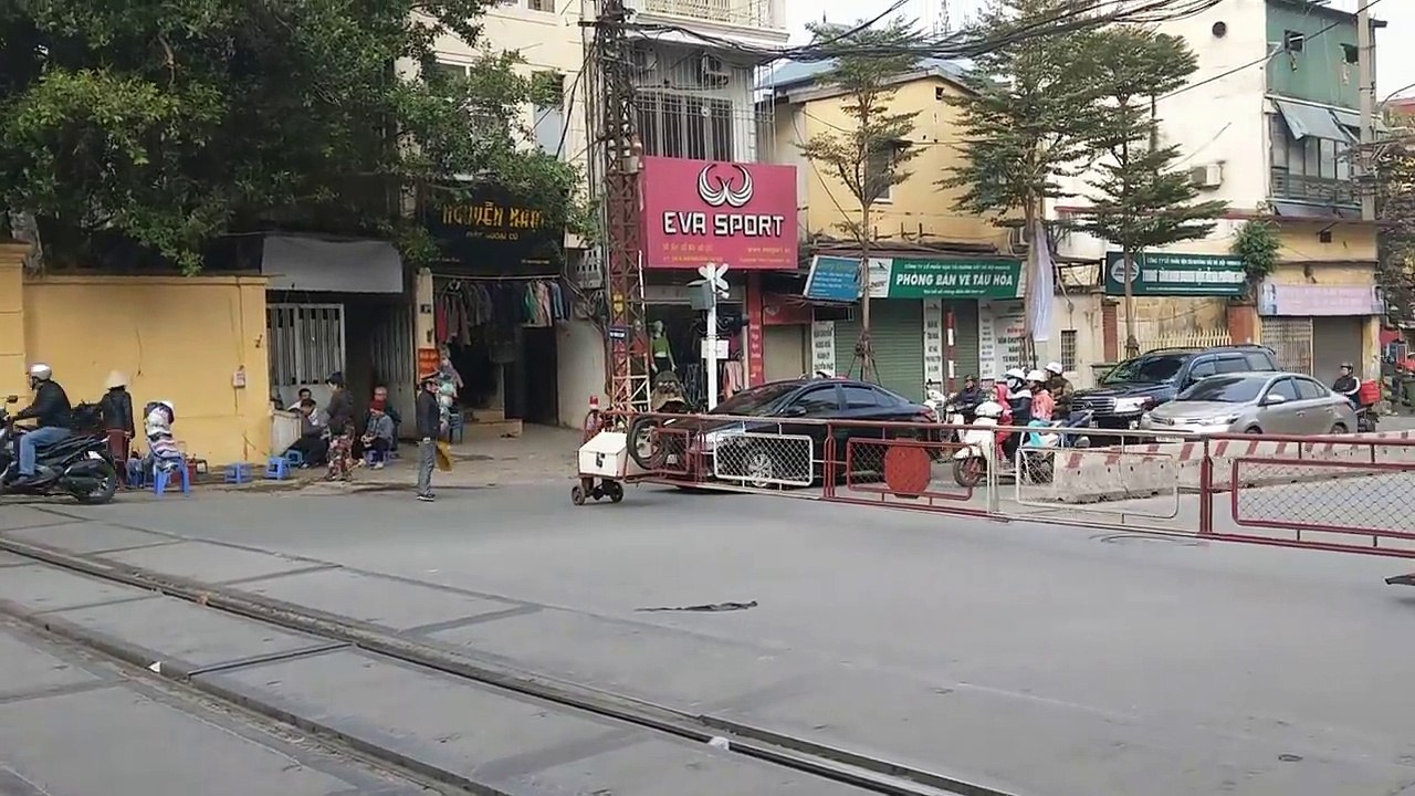 Hanoi train street 16 December 2017