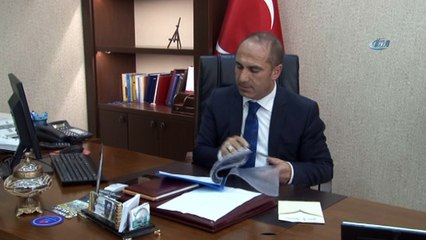 Makam odasında yatak serip turistleri ağırlıyor