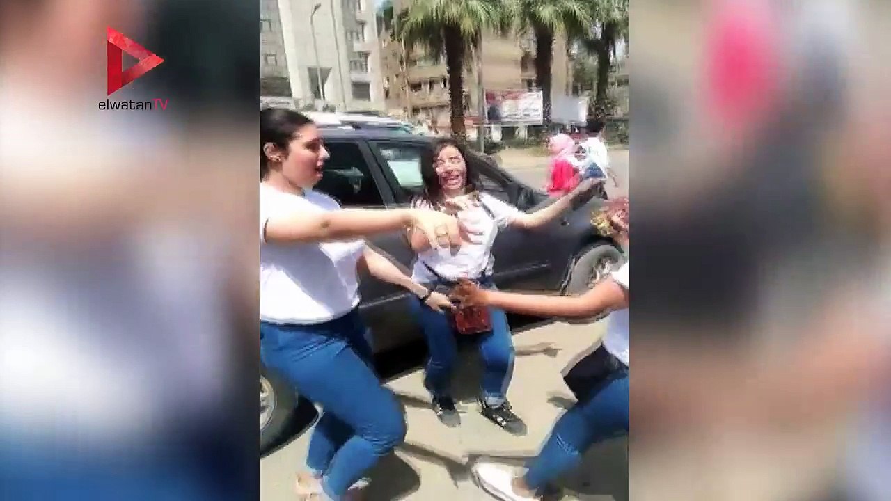 وصلة رقص لفتايات حزب الوفد أمام اللجان الانتخابية بالجيزة