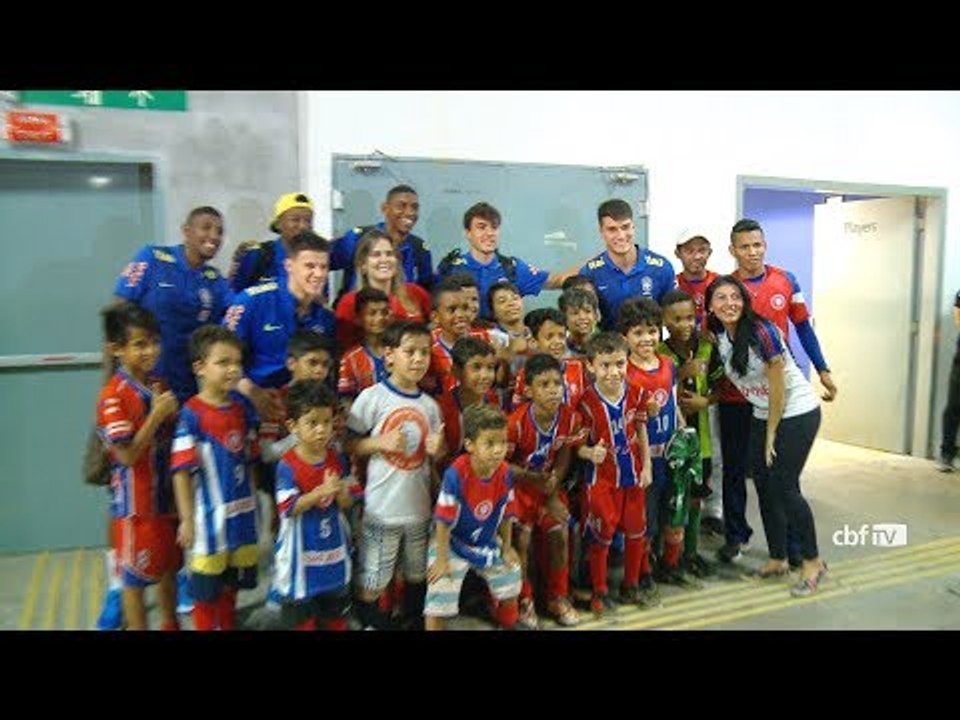 Crianças de Manaus acompanham jogo-treino da Seleção Sub-20 e interagem com jogadores