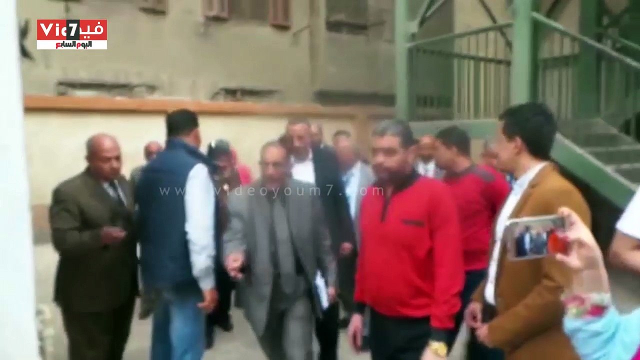 محافظ الجيزة يتفقد اللجان الانتخابية فى إمبابة للاطمئنان على سير الانتخابات