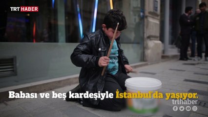 Bagetleri ve yoğurt kovasıyla hayallerine ritim tutan Suriyeli Hüseyin