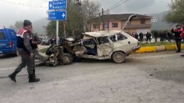 Kamyonet ile otomobil çarpıştı: 3 ölü, 1 yaralı - İZMİR