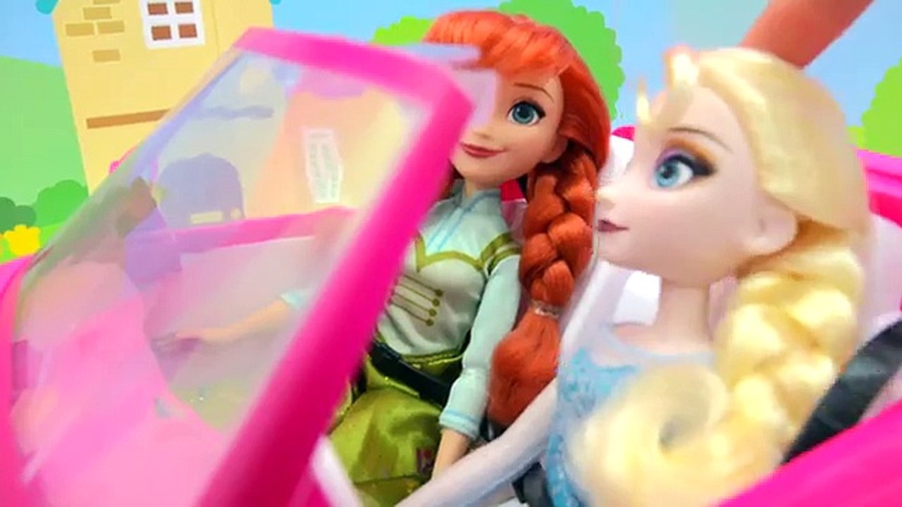 Disney Queen Elsa & Princess Anna Go to Barbie Malibu Car Wash - Water Play Toy Video Cookieswirlc