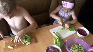 VLOG: Дети готовят завтрак Рецепт как приготовить Салат домашний Видео для детей. Готовим вместе УФА