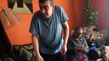 Il lui mange le doigt pour parvenir à lui voler l'argent qu'il a gagné au bingo  (1)