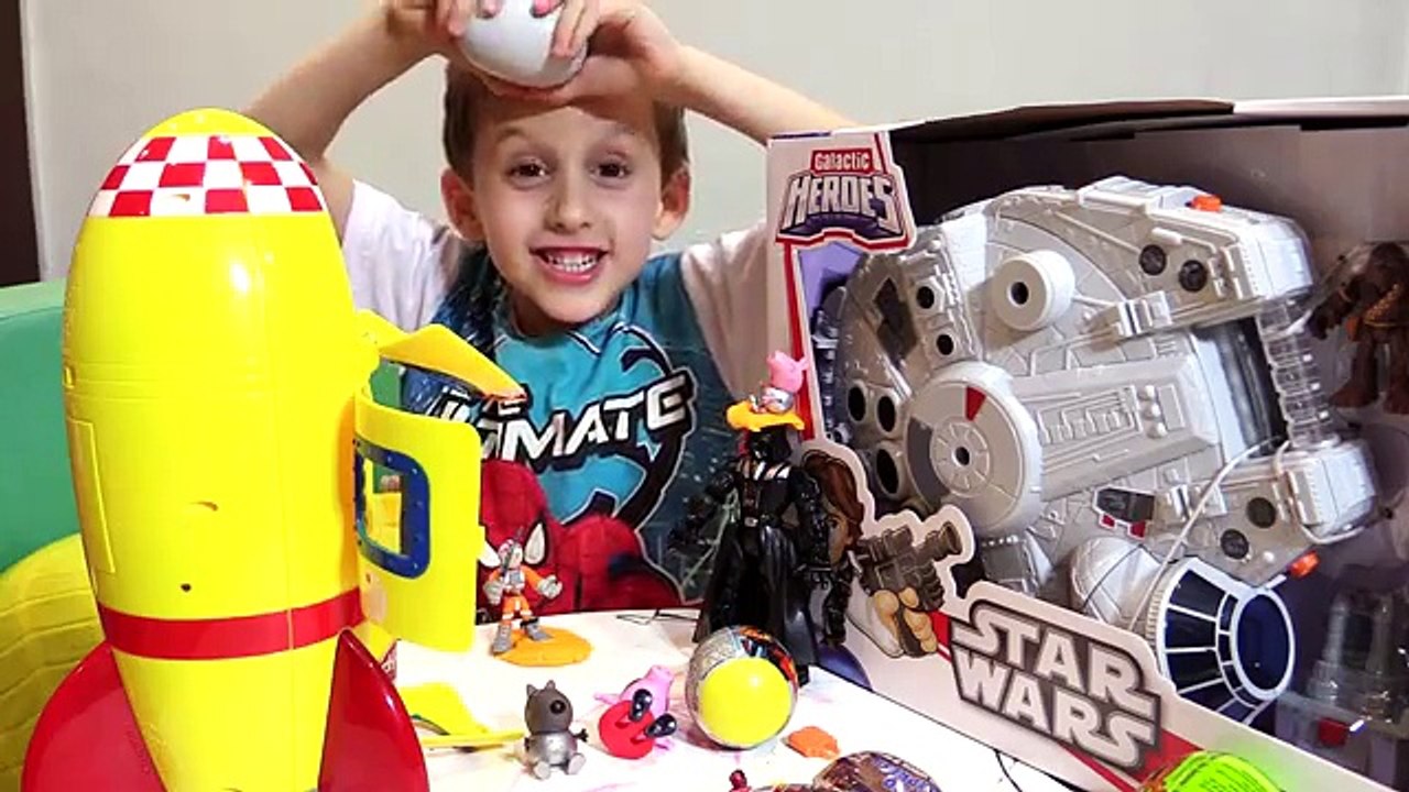Paulinho e George Peppa Pig Brincam com Millenium Falcon de Brinquedo + Ovo Surpresas e Massinha