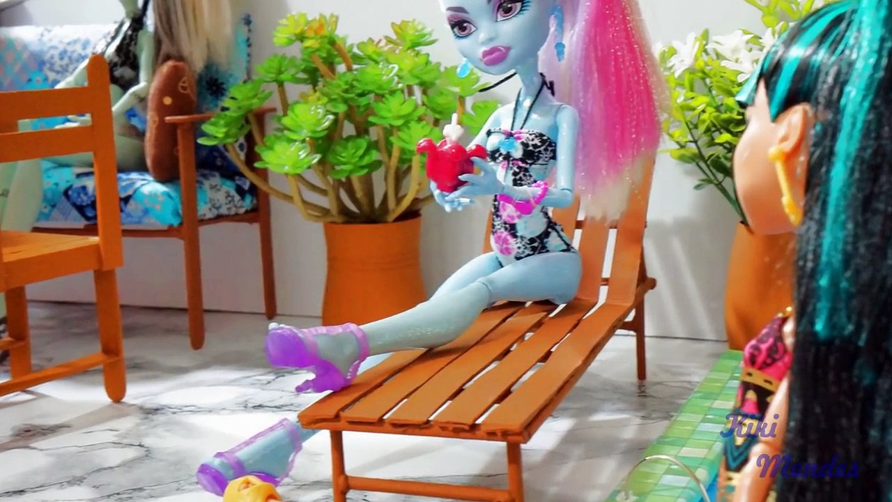 Como fazer uma espreguiçadeira (cadeira de piscina) para boneca Barbie, Monster High, Frozen, etc
