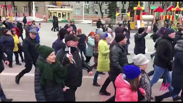 Тысячи на стихийном митинге в Кемерове требуют, чтобы к ним вышел Путин