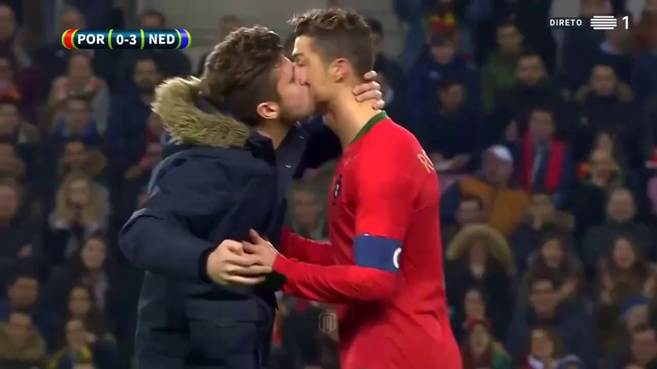 Un supporter s'incruste sur le terrain pour faire la bise à Ronaldo