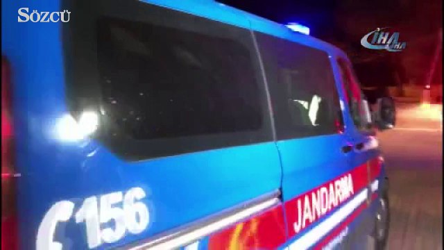 Eşini öldürmekten tutuklanan sanık polis aracında ‘Rabia’ işareti yaptı